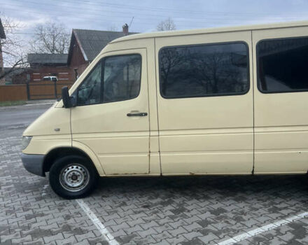 Желтый Мерседес Sprinter, объемом двигателя 2.69 л и пробегом 300 тыс. км за 8000 $, фото 1 на Automoto.ua