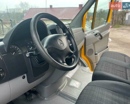 Желтый Мерседес Sprinter, объемом двигателя 2.2 л и пробегом 280 тыс. км за 18762 $, фото 25 на Automoto.ua