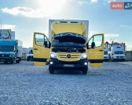 Желтый Мерседес Sprinter, объемом двигателя 2.2 л и пробегом 195 тыс. км за 27900 $, фото 18 на Automoto.ua