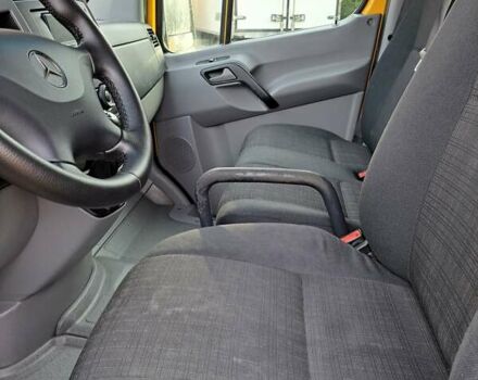 Желтый Мерседес Sprinter, объемом двигателя 2.2 л и пробегом 307 тыс. км за 19300 $, фото 14 на Automoto.ua