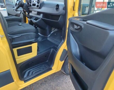 Желтый Мерседес Sprinter, объемом двигателя 2.1 л и пробегом 175 тыс. км за 34300 $, фото 17 на Automoto.ua
