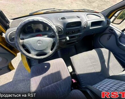 Желтый Мерседес Sprinter, объемом двигателя 2.2 л и пробегом 227 тыс. км за 9500 $, фото 4 на Automoto.ua