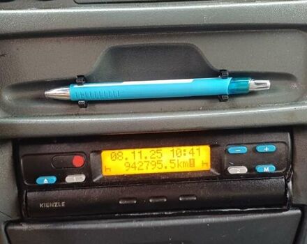 Желтый Мерседес Sprinter, объемом двигателя 2.2 л и пробегом 550 тыс. км за 10000 $, фото 4 на Automoto.ua