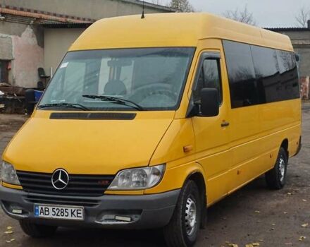 Желтый Мерседес Sprinter, объемом двигателя 2.2 л и пробегом 550 тыс. км за 10000 $, фото 2 на Automoto.ua