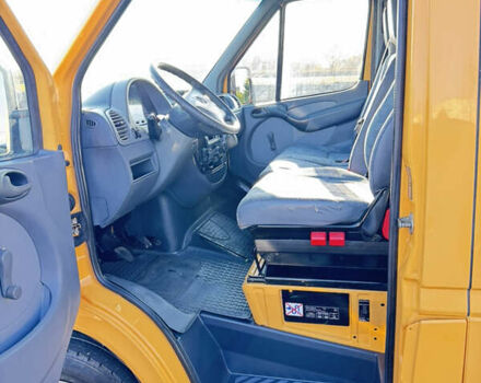 Желтый Мерседес Sprinter, объемом двигателя 2.2 л и пробегом 620 тыс. км за 6300 $, фото 51 на Automoto.ua