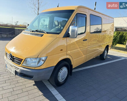 Желтый Мерседес Sprinter, объемом двигателя 2.2 л и пробегом 620 тыс. км за 6300 $, фото 57 на Automoto.ua