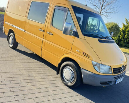 Желтый Мерседес Sprinter, объемом двигателя 2.2 л и пробегом 620 тыс. км за 6300 $, фото 4 на Automoto.ua