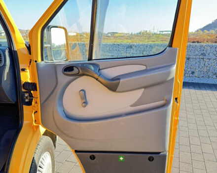 Желтый Мерседес Sprinter, объемом двигателя 2.2 л и пробегом 620 тыс. км за 6300 $, фото 48 на Automoto.ua