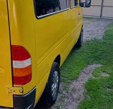 Желтый Мерседес Sprinter, объемом двигателя 2.3 л и пробегом 455 тыс. км за 6700 $, фото 16 на Automoto.ua