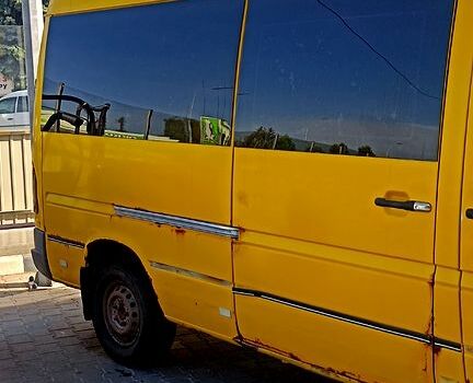 Желтый Мерседес Sprinter, объемом двигателя 2.9 л и пробегом 700 тыс. км за 3900 $, фото 2 на Automoto.ua