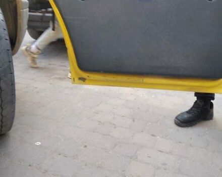 Желтый Мерседес Sprinter, объемом двигателя 2.9 л и пробегом 300 тыс. км за 5300 $, фото 14 на Automoto.ua