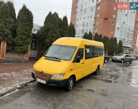Желтый Мерседес Sprinter, объемом двигателя 2.2 л и пробегом 300 тыс. км за 9900 $, фото 1 на Automoto.ua