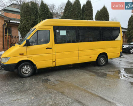 Желтый Мерседес Sprinter, объемом двигателя 2.2 л и пробегом 300 тыс. км за 9900 $, фото 4 на Automoto.ua