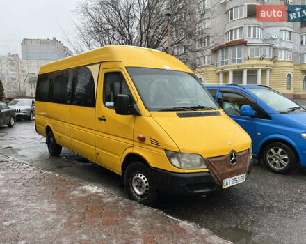Желтый Мерседес Sprinter, объемом двигателя 2.2 л и пробегом 300 тыс. км за 9900 $, фото 3 на Automoto.ua