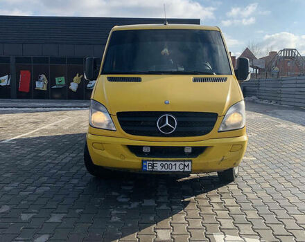 Желтый Мерседес Sprinter, объемом двигателя 2.2 л и пробегом 470 тыс. км за 13500 $, фото 2 на Automoto.ua