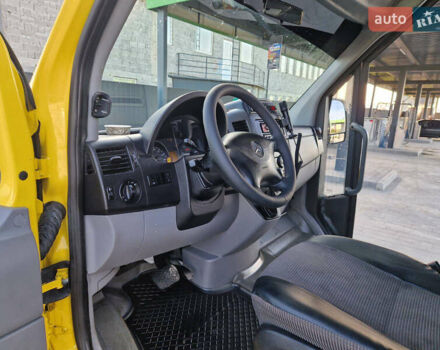 Желтый Мерседес Sprinter, объемом двигателя 2.2 л и пробегом 423 тыс. км за 36500 $, фото 5 на Automoto.ua