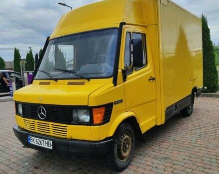 Желтый Мерседес Sprinter, объемом двигателя 2.3 л и пробегом 300 тыс. км за 3000 $, фото 1 на Automoto.ua