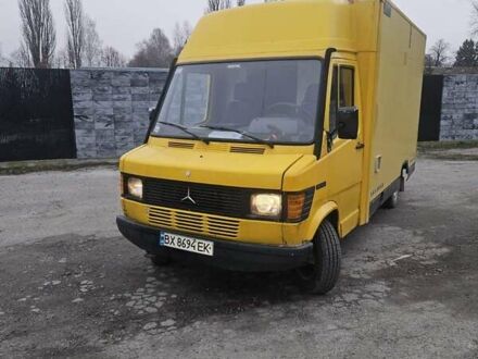 Желтый Мерседес Sprinter, объемом двигателя 2.3 л и пробегом 300 тыс. км за 2000 $, фото 1 на Automoto.ua