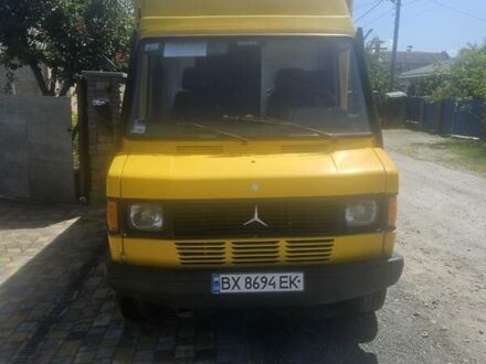 Желтый Мерседес Sprinter, объемом двигателя 2.3 л и пробегом 321 тыс. км за 2000 $, фото 1 на Automoto.ua