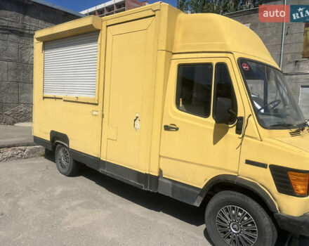 Желтый Мерседес Sprinter, объемом двигателя 2.3 л и пробегом 200 тыс. км за 3500 $, фото 1 на Automoto.ua