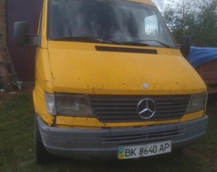 Желтый Мерседес Sprinter, объемом двигателя 2.3 л и пробегом 300 тыс. км за 2600 $, фото 1 на Automoto.ua