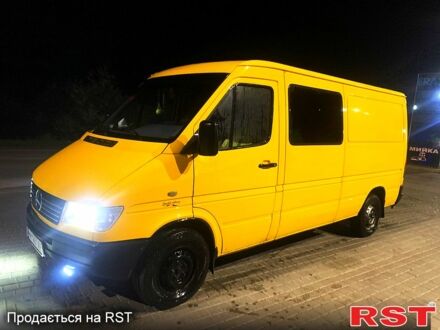 Желтый Мерседес Sprinter, объемом двигателя 2.9 л и пробегом 400 тыс. км за 7200 $, фото 1 на Automoto.ua