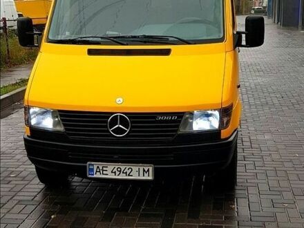 Желтый Мерседес Sprinter, объемом двигателя 2.3 л и пробегом 460 тыс. км за 6500 $, фото 1 на Automoto.ua