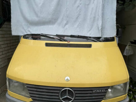 Желтый Мерседес Sprinter, объемом двигателя 2.1 л и пробегом 350 тыс. км за 6000 $, фото 1 на Automoto.ua