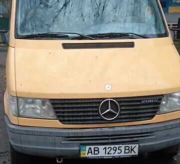 Желтый Мерседес Sprinter, объемом двигателя 2.3 л и пробегом 240 тыс. км за 4500 $, фото 1 на Automoto.ua
