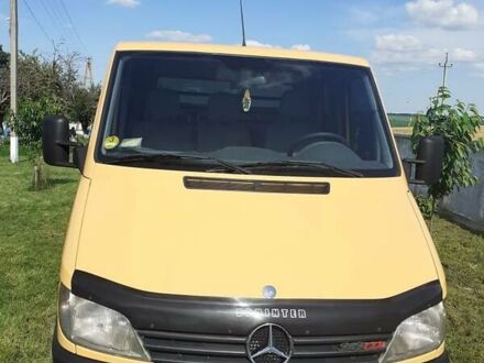 Желтый Мерседес Sprinter, объемом двигателя 2.2 л и пробегом 338 тыс. км за 11500 $, фото 1 на Automoto.ua