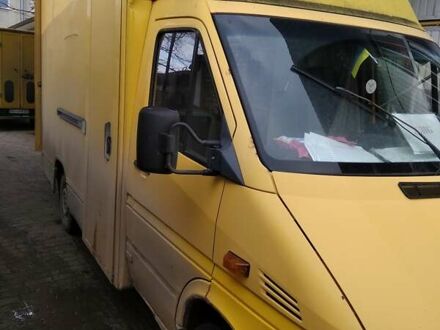 Желтый Мерседес Sprinter, объемом двигателя 2.15 л и пробегом 824 тыс. км за 5500 $, фото 1 на Automoto.ua