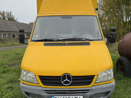 Желтый Мерседес Sprinter, объемом двигателя 2.15 л и пробегом 542 тыс. км за 9850 $, фото 1 на Automoto.ua