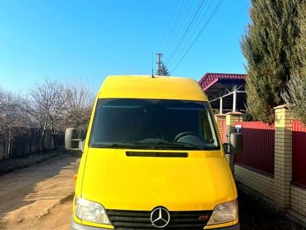 Желтый Мерседес Sprinter, объемом двигателя 2.1 л и пробегом 283 тыс. км за 7700 $, фото 1 на Automoto.ua