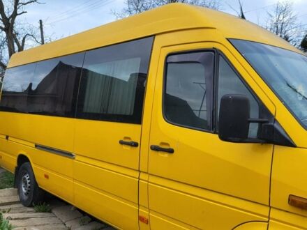 Желтый Мерседес Sprinter, объемом двигателя 2.15 л и пробегом 600 тыс. км за 10700 $, фото 1 на Automoto.ua