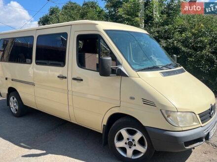 Желтый Мерседес Sprinter, объемом двигателя 2.15 л и пробегом 370 тыс. км за 9800 $, фото 1 на Automoto.ua