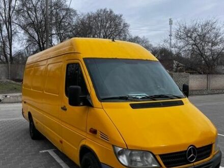 Желтый Мерседес Sprinter, объемом двигателя 2.15 л и пробегом 321 тыс. км за 5700 $, фото 1 на Automoto.ua