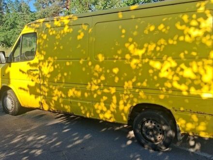 Желтый Мерседес Sprinter, объемом двигателя 2.2 л и пробегом 278 тыс. км за 3500 $, фото 1 на Automoto.ua