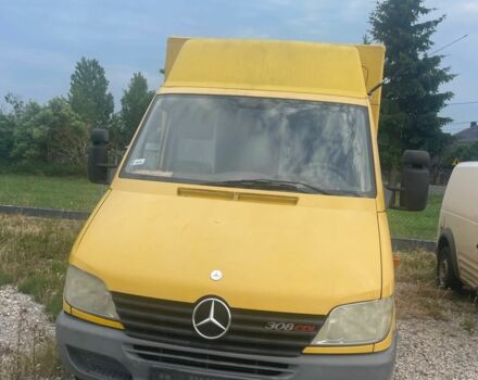 Желтый Мерседес Sprinter, объемом двигателя 2.2 л и пробегом 270 тыс. км за 3600 $, фото 1 на Automoto.ua