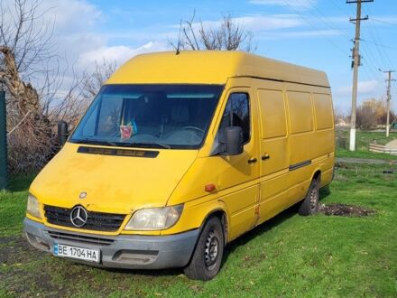 Желтый Мерседес Sprinter, объемом двигателя 2.2 л и пробегом 400 тыс. км за 3900 $, фото 1 на Automoto.ua
