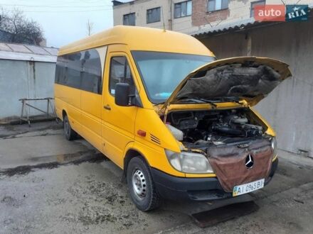 Желтый Мерседес Sprinter, объемом двигателя 2.2 л и пробегом 300 тыс. км за 9500 $, фото 1 на Automoto.ua