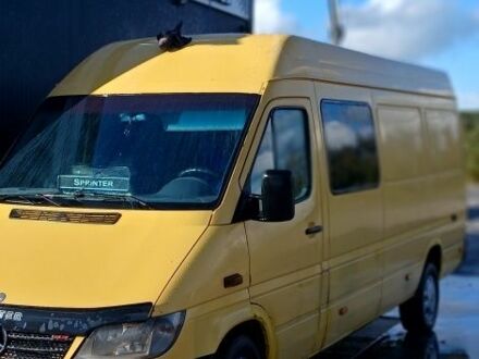 Желтый Мерседес Sprinter, объемом двигателя 2.7 л и пробегом 540 тыс. км за 6800 $, фото 1 на Automoto.ua