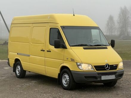 Желтый Мерседес Sprinter, объемом двигателя 2.7 л и пробегом 370 тыс. км за 10700 $, фото 1 на Automoto.ua
