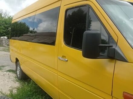 Желтый Мерседес Sprinter, объемом двигателя 2.2 л и пробегом 590 тыс. км за 9800 $, фото 1 на Automoto.ua