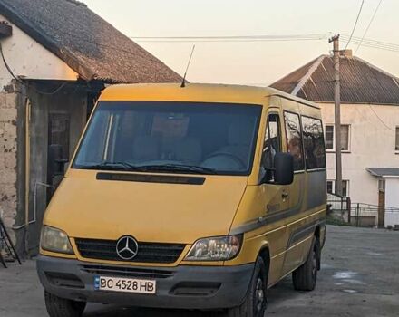 Желтый Мерседес Sprinter, объемом двигателя 2.15 л и пробегом 560 тыс. км за 5400 $, фото 1 на Automoto.ua