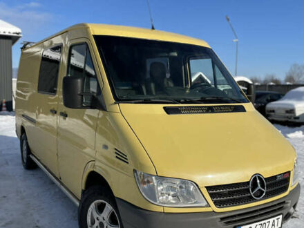 Желтый Мерседес Sprinter, объемом двигателя 2.1 л и пробегом 560 тыс. км за 7150 $, фото 1 на Automoto.ua