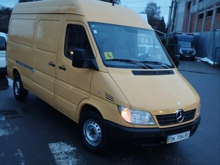 Желтый Мерседес Sprinter, объемом двигателя 2.2 л и пробегом 416 тыс. км за 9000 $, фото 1 на Automoto.ua