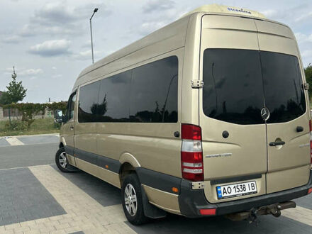 Желтый Мерседес Sprinter, объемом двигателя 2.99 л и пробегом 400 тыс. км за 14500 $, фото 1 на Automoto.ua