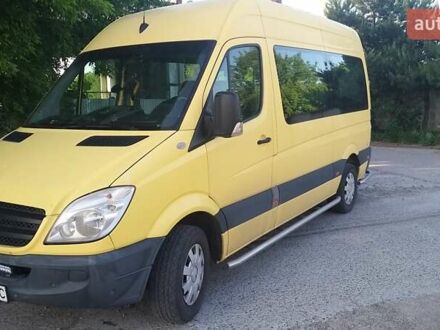 Желтый Мерседес Sprinter, объемом двигателя 2.1 л и пробегом 250 тыс. км за 12800 $, фото 1 на Automoto.ua