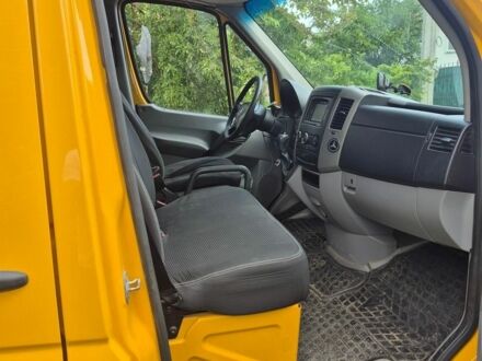 Желтый Мерседес Sprinter, объемом двигателя 2.14 л и пробегом 300 тыс. км за 16500 $, фото 1 на Automoto.ua
