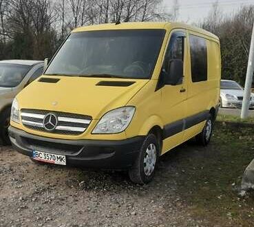 Желтый Мерседес Sprinter, объемом двигателя 2.2 л и пробегом 328 тыс. км за 10500 $, фото 1 на Automoto.ua